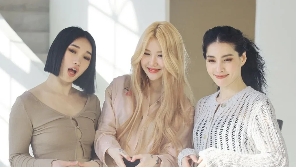 白イェリン, モニカ&リプジェイ – ‘너머’