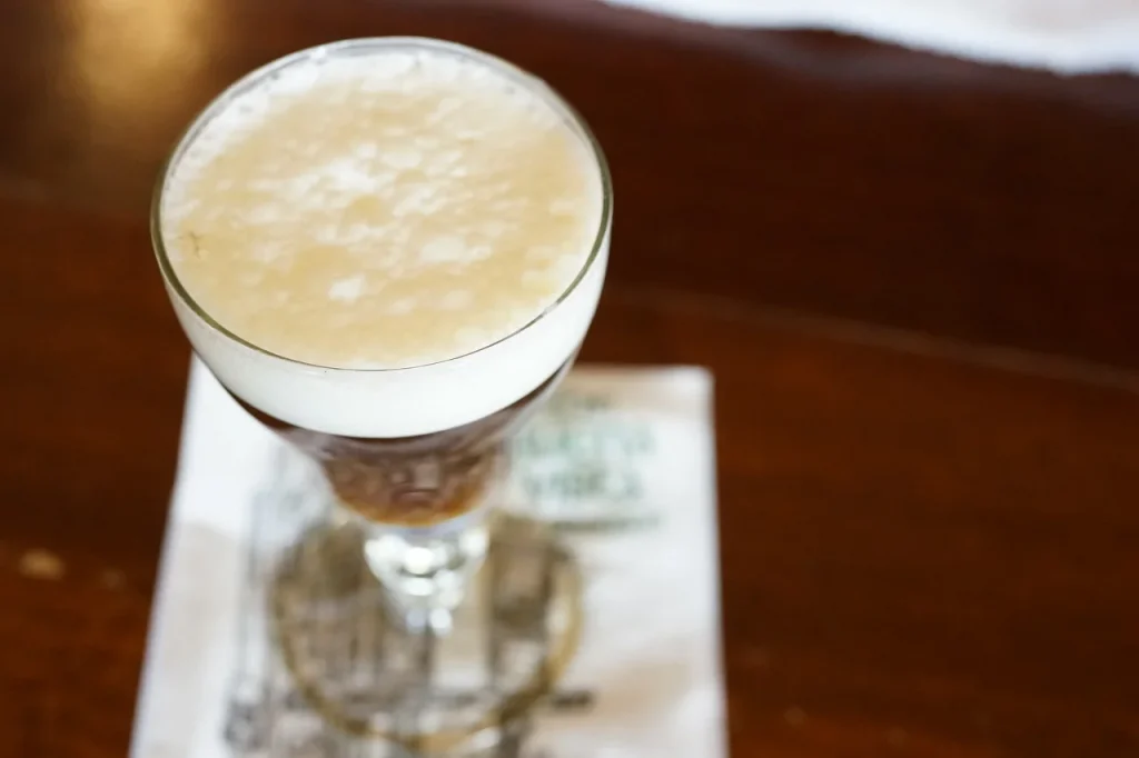 サンフランシスコで道に迷う: ノスタルジア、コーヒー、そしてアイデンティティ